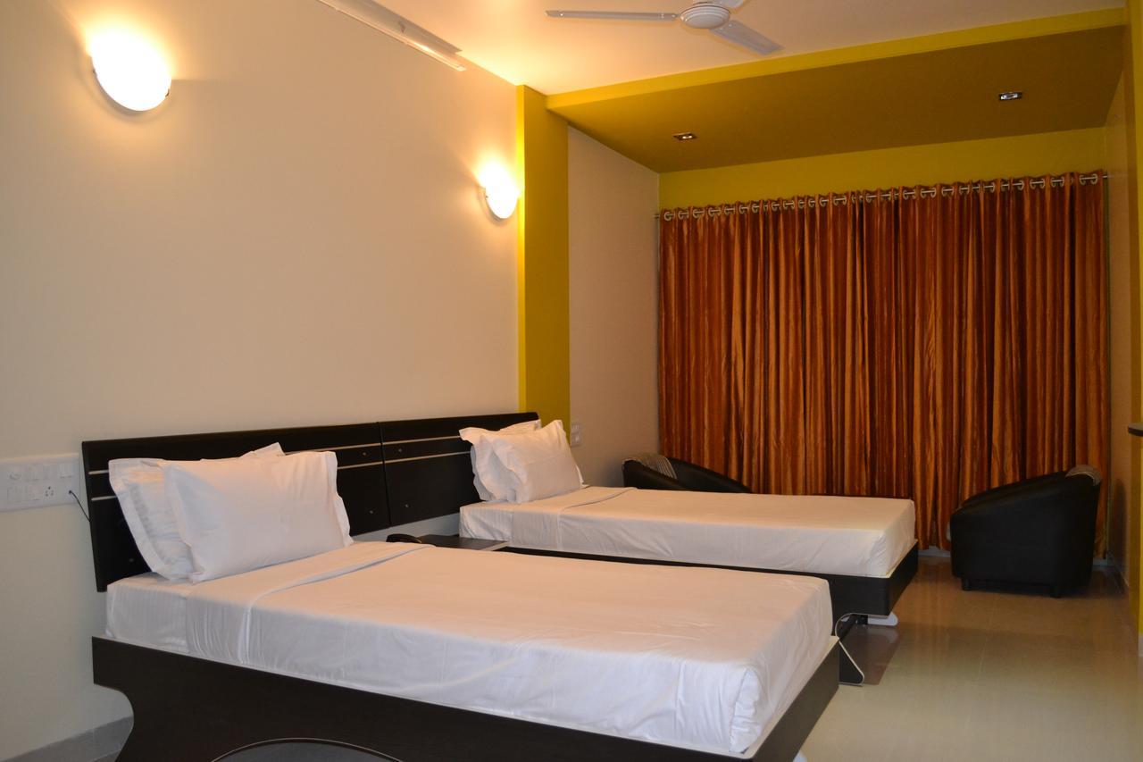 Hotel Embassy International Lātūr Buitenkant foto