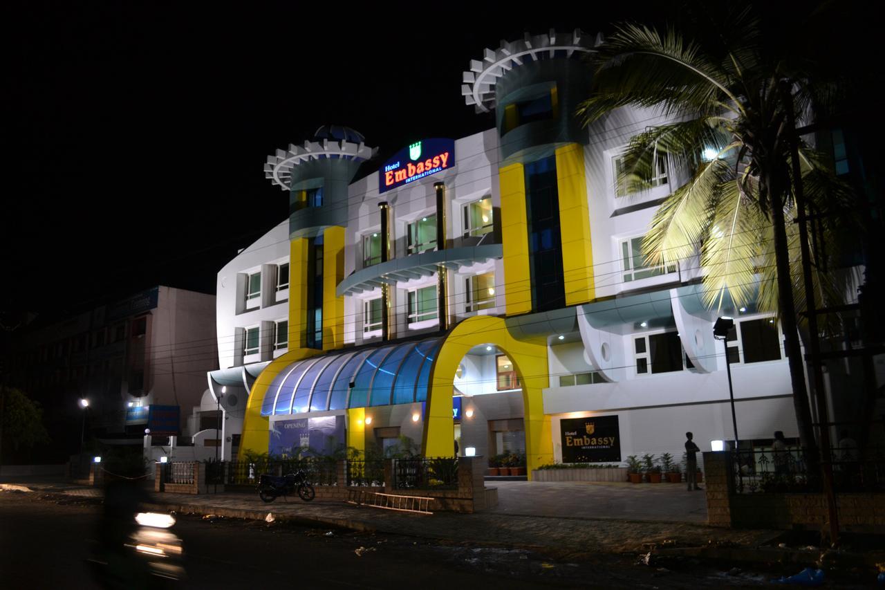 Hotel Embassy International Lātūr Buitenkant foto