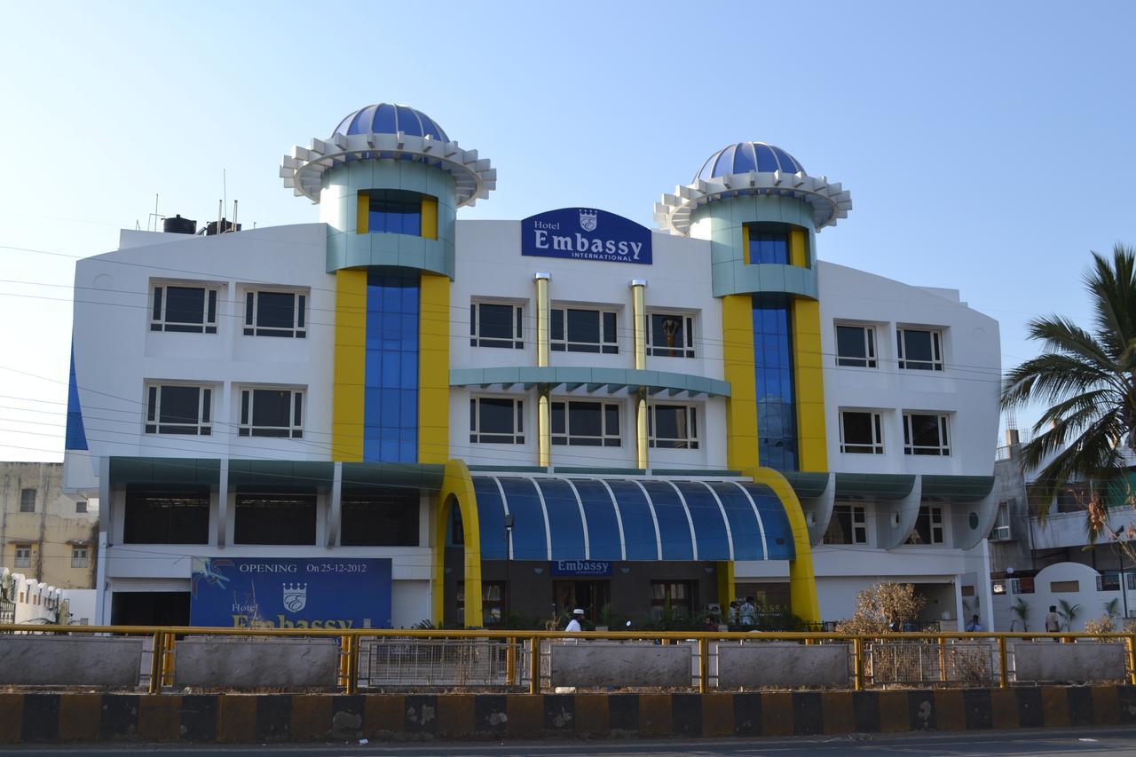 Hotel Embassy International Lātūr Buitenkant foto